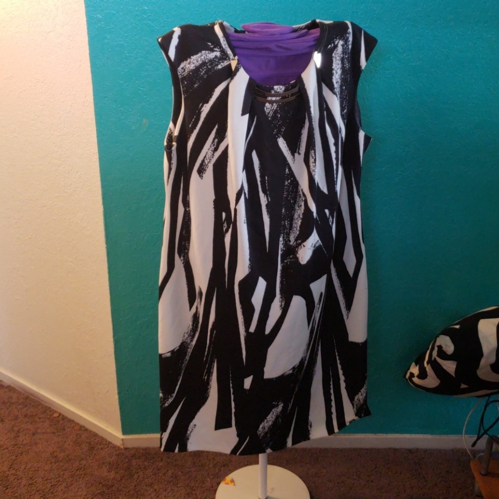 Sleeveless black and white print dress